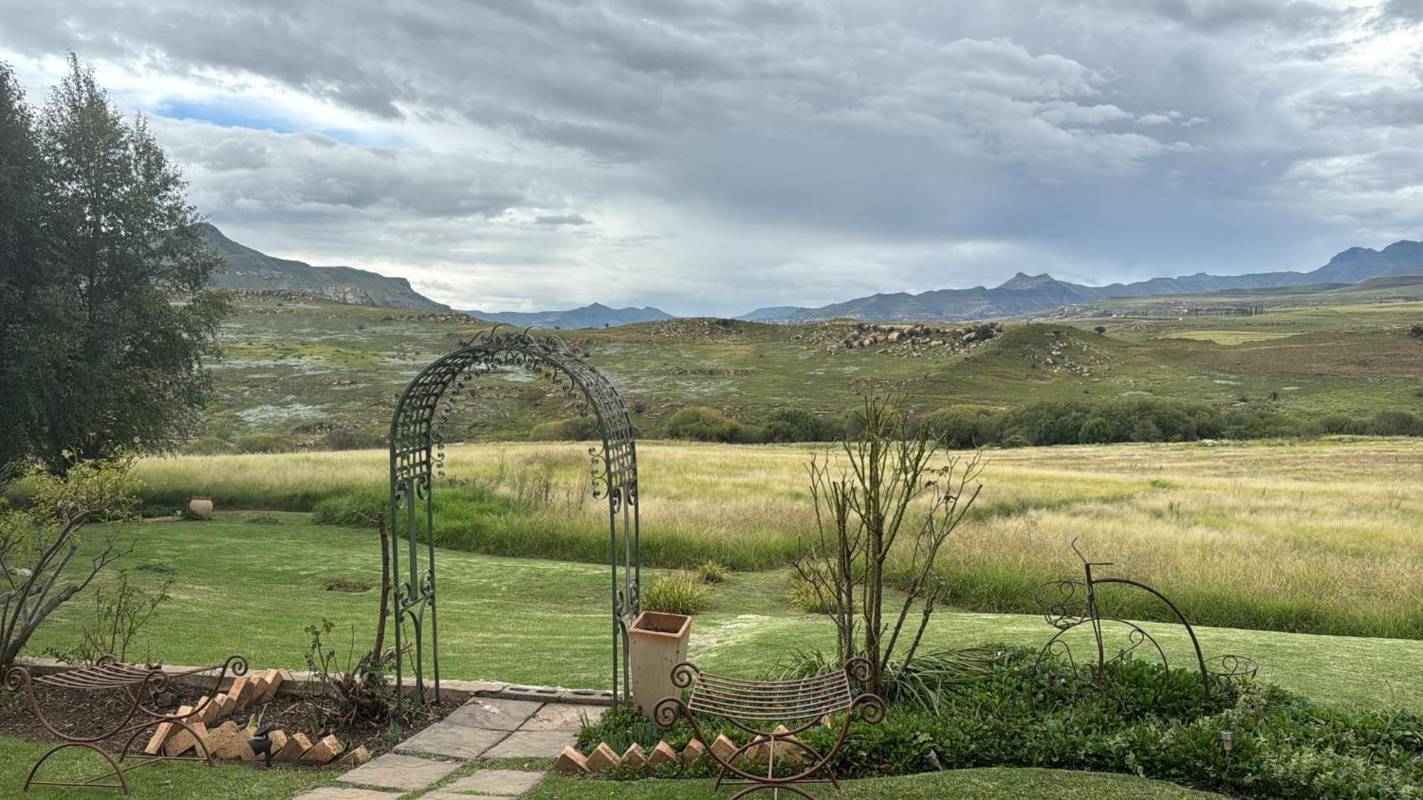 Jovali Clarens Hotel ภายนอก รูปภาพ